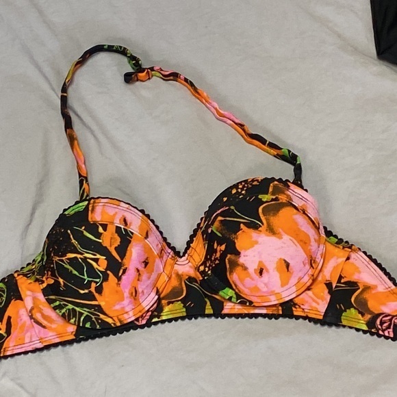 Bikini - Picture 6 of 10